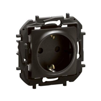NP3121BKLegrandمقبس نيلوي 2P+E شوكو 16A 250V أسود مثبت بالفلاش