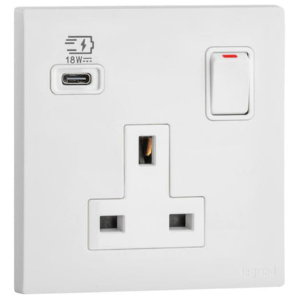 MEC33093WHLegrandأوبريا موصل كهربائي أحادي 13A مع شاحن USB من النوع C 18W لون أبيض مات