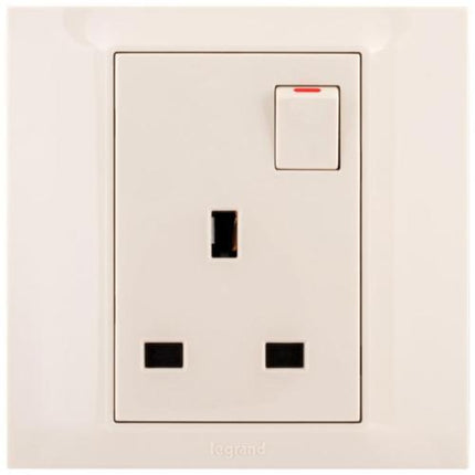 617843Legrandبيلانكو إس مقبس كهربائي بريطاني معياري مع مفتاح 13 أمبير عاجي