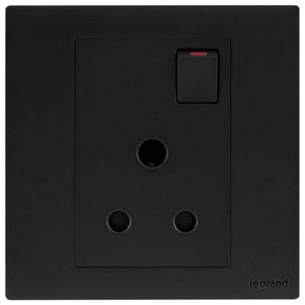 MEC32044BLLegrandمقبس كهربائي بمفتاح أوبريا أحادي 5A معيار بريطاني أسود مات