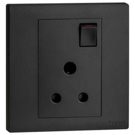 MEC32044BLLegrandمقبس كهربائي بمفتاح أوبريا أحادي 5A معيار بريطاني أسود مات