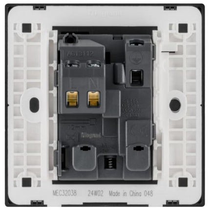 MEC32038CHLegrandمقبس أوبريا أحادي المجموعة BS 13A ثنائي القطب مع مفتاح - لون شمبانيا