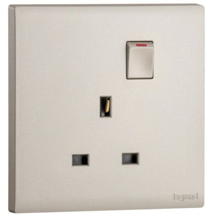 MEC32034CHLegrandمقبس أوبريا أحادي الوحدة BS 13A محمي بمفتاح - لون شامبانيا ذهبي