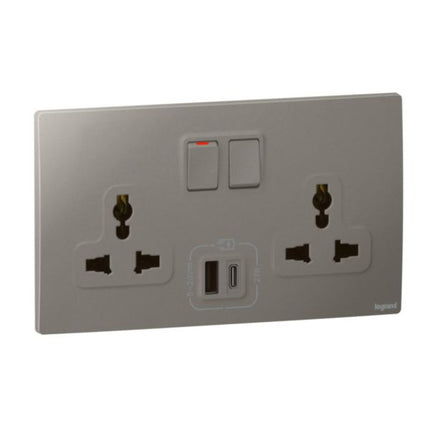 281138DSLegrandملليا سينسز - مقبس كهربائي متعدد المعايير بمنفذي USB شاحن 27W