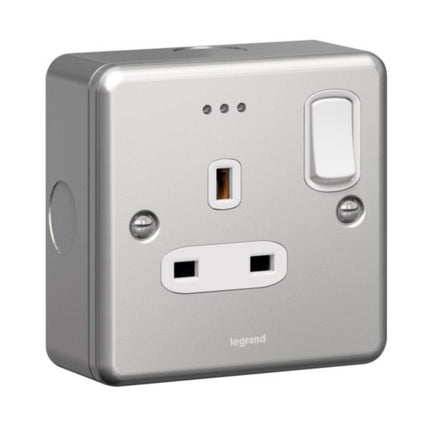733861Legrandمنفذ مقبس ثنائي القطب Synergy بمفتاح واحد مع مؤشر LED 13A معدني