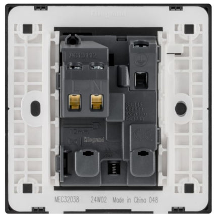 MEC32038SLLegrandمقبس أوبريا أحادي الفتحة BS 13A ثنائي القطب مع مفتاح فضي غامق