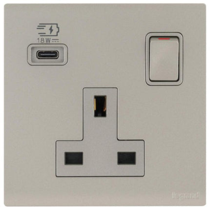 MEC33093CHLegrandأوبريا مقبس واحد معيار بريطاني 13A مع مفتاح وشاحن USB من النوع C 18W لون شامبانيا