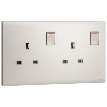 MEC32040CHLegrandمقبس أوبريا ثنائي المجموعة BS 13A DP مع مفتاح - لون شمبانيا