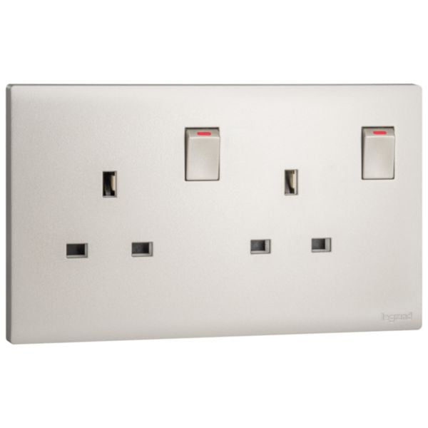 MEC32040CHLegrandمقبس أوبريا ثنائي المجموعة BS 13A DP مع مفتاح - لون شمبانيا