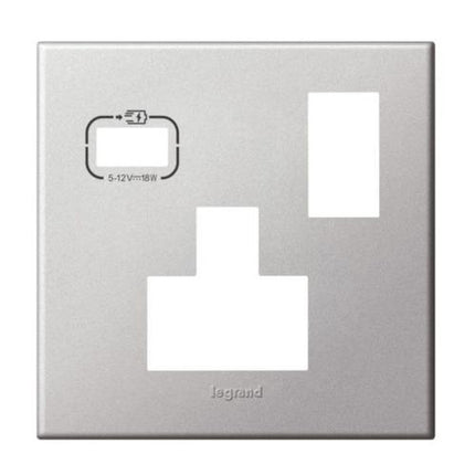 575468Legrandلوحة Legrand بمقبس متعدد المعايير مع USB C باللون الفضي الناعم
