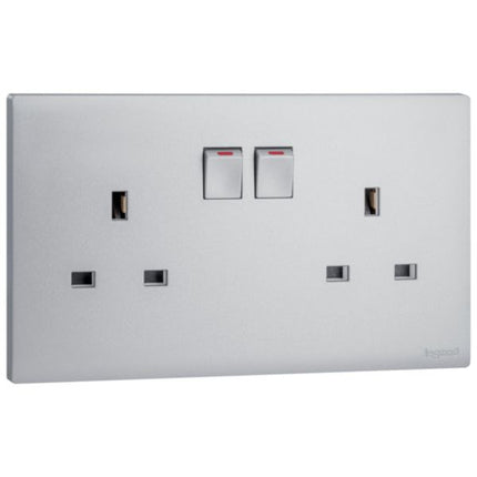 MEC32036SLLegrandمقبس أوبريا 2 فتحة معيار بريطاني 13 أمبير مع مفتاح فضي داكن