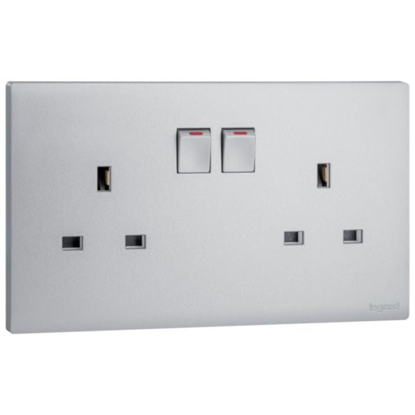 MEC32036SLLegrandمقبس أوبريا 2 فتحة معيار بريطاني 13 أمبير مع مفتاح فضي داكن
