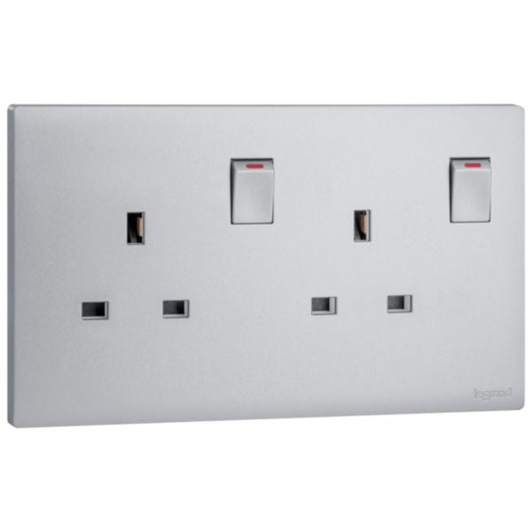MEC32040SLLegrandمقبس أوبريا ثنائي القطب 13A معياري بريطاني مع طرفي أرضي فضي داكن