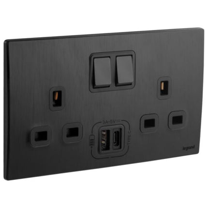 281136BBLegrandمأخذ كهربائي ذو مقبسين Mallia Senses معيار بريطاني مع شواحن USB لون أسود مفروك