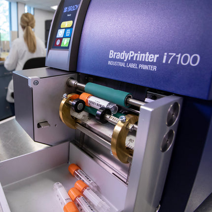 BradyPrinter i7100 600 dpi  US with Peel function and vial label applicator