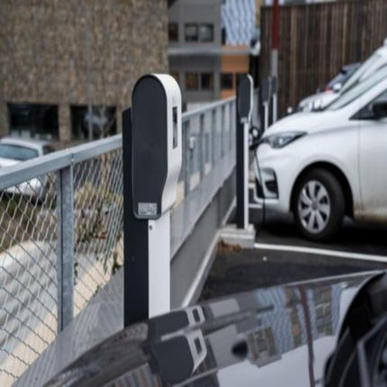 قاعدة تثبيت أرضية لمحطة شحن بلاستك Green'up Premium | ليجراند | 59052