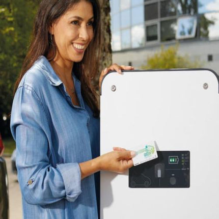 قاعدة تثبيت أرضية لمحطة شحن بلاستك Green'up Premium | ليجراند | 59054