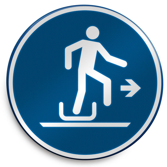 ISO Safety Sign  Alighting from toboggan to the right
