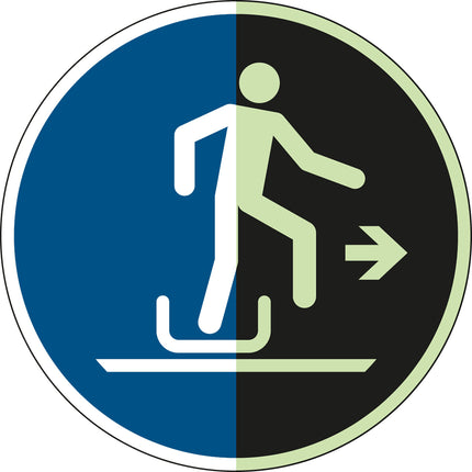 ISO Safety Sign  Alighting from toboggan to the right