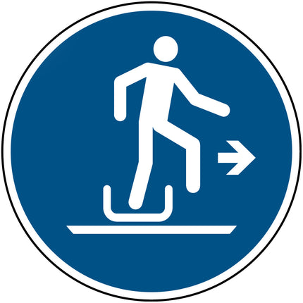 ISO Safety Sign  Alighting from toboggan to the right