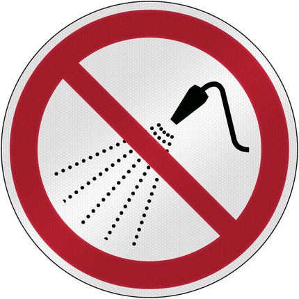ISO Safety Sign  Do not spray with water