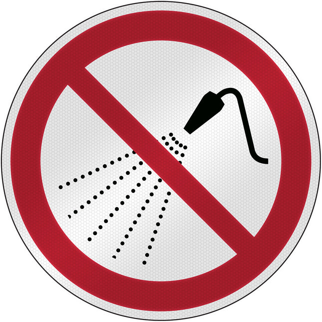 ISO Safety Sign  Do not spray with water