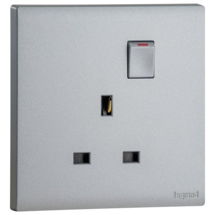 MEC32039SLLegrandمقبس أوبريا أحادي الفتحة معيار بريطاني 13A ثنائي القطب مع مفتاح فضي غامق