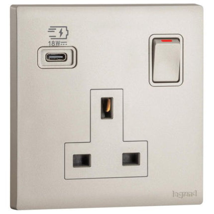 MEC33093CHLegrandأوبريا مقبس واحد معيار بريطاني 13A مع مفتاح وشاحن USB من النوع C 18W لون شامبانيا