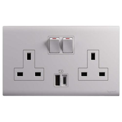 MEC33090WHLegrandمقبس تبديل أوبريا ثنائي الفتحة BS 13A مع شاحن USB أبيض غير لامع