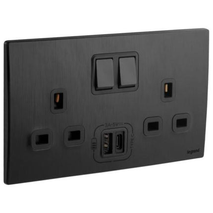 281136BBLegrandمأخذ كهربائي ذو مقبسين Mallia Senses معيار بريطاني مع شواحن USB لون أسود مفروك