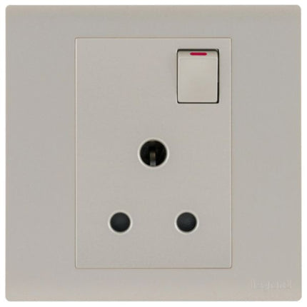 MEC32044CHLegrandمقبس كهربائي موصول بمفتاح أوبريا أحادي الفتحة BS 5A لون شمبانيا