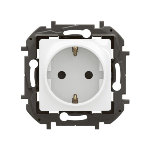 NP3120WHLegrandمقبس نيلوé 2P+E SCH مع مصاريع أوتوماتيكية أبيض 16A