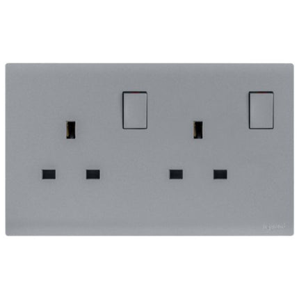 MEC32040SLLegrandمقبس أوبريا ثنائي القطب 13A معياري بريطاني مع طرفي أرضي فضي داكن