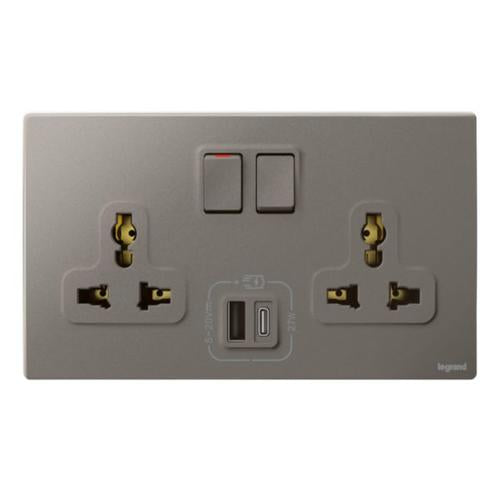 281138DSLegrandملليا سينسز - مقبس كهربائي متعدد المعايير بمنفذي USB شاحن 27W