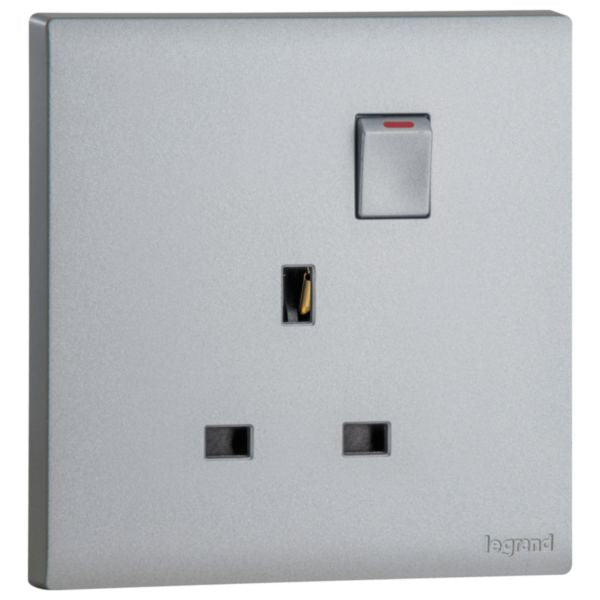 MEC32035SLLegrandمقبس كهربائي أوبريا بمفتاح 13A معياري بريطاني مع مؤشر LED فضي غامق