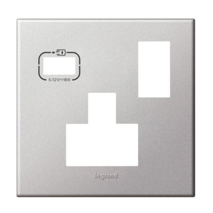 575468Legrandلوحة Legrand بمقبس متعدد المعايير مع USB C باللون الفضي الناعم