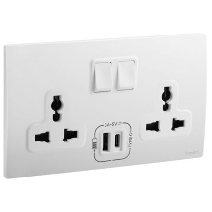 281123MWLegrandماليا سينسز - مقبس كهربائي متعدد المعايير بمنفذي شحن USB - أبيض مات