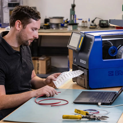 طابعة برادي i7500 الصناعية للملصقات بدقة 600 نقطة