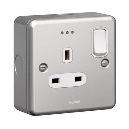 733861Legrandمنفذ مقبس ثنائي القطب Synergy بمفتاح واحد مع مؤشر LED 13A معدني