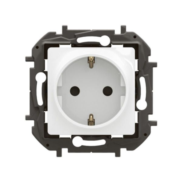 NP3122WHLegrandمقبس نيلوه 2P+E شوكو 16A 250V أبيض مدمج