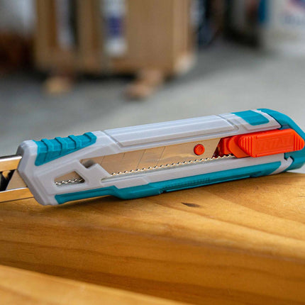 THT511816Total Toolsسكين بشفرة قابلة للانزلاق THT511816