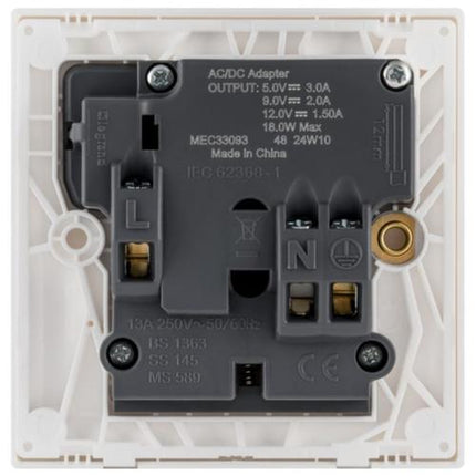 MEC33093CHLegrandأوبريا مقبس واحد معيار بريطاني 13A مع مفتاح وشاحن USB من النوع C 18W لون شامبانيا