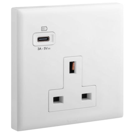 618057Legrandإيليو موصل معيار بريطاني 13 أمبير غير مفتوح مع منفذ USB A أبيض